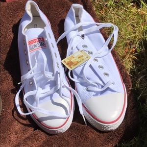Size 8.5 white converse low top
